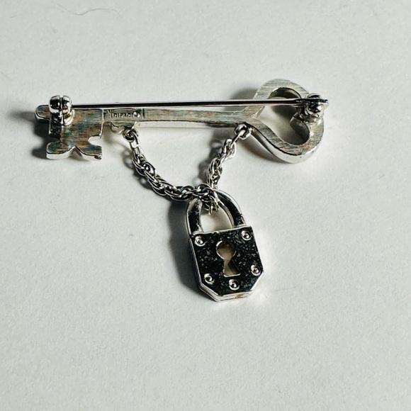Crown Trifari Skeleton Key and Lock Brooch Silvertone. Excellent vintage pin - Picture 2 of 4